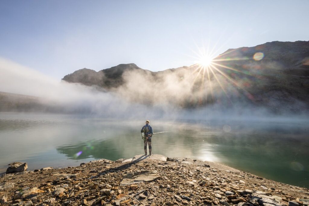 pêcheur regardant le lac avec le levé u soleil 